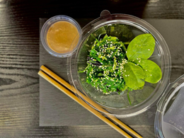 4. Chuka-wakame sałatka z orzechowym sosem