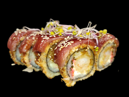 9. Tempura z krewetką pod tuńczykiem 8 szt.